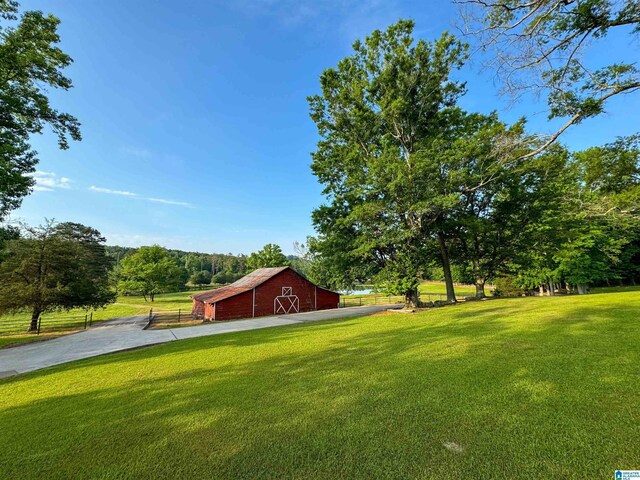 view of yard featuring an outbuilding