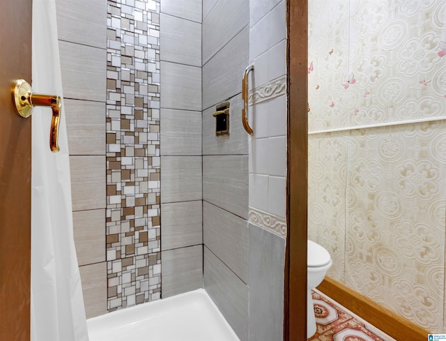 bathroom featuring curtained shower and toilet