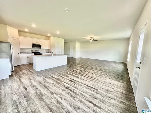 kitchen featuring ceiling fan, stainless steel appliances, light hardwood / wood-style flooring, a kitchen island with sink, and white cabinets