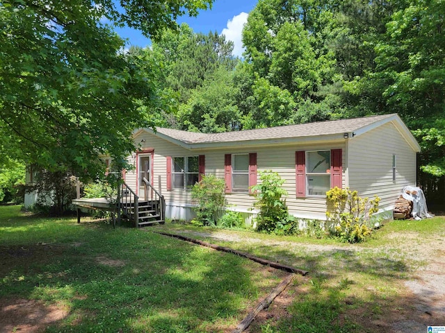 view of front of house featuring a front lawn