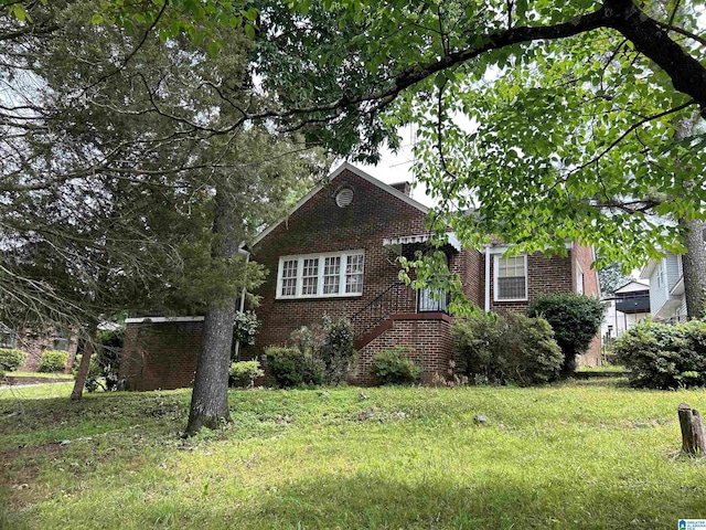 view of front of property featuring a front lawn