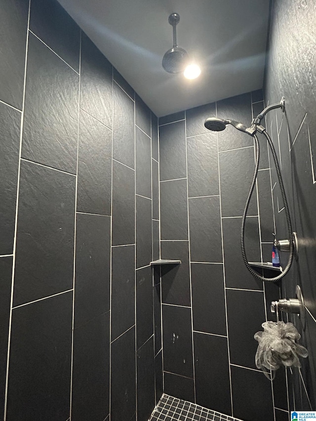 bathroom featuring tiled shower