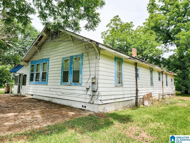 view of side of property featuring a lawn