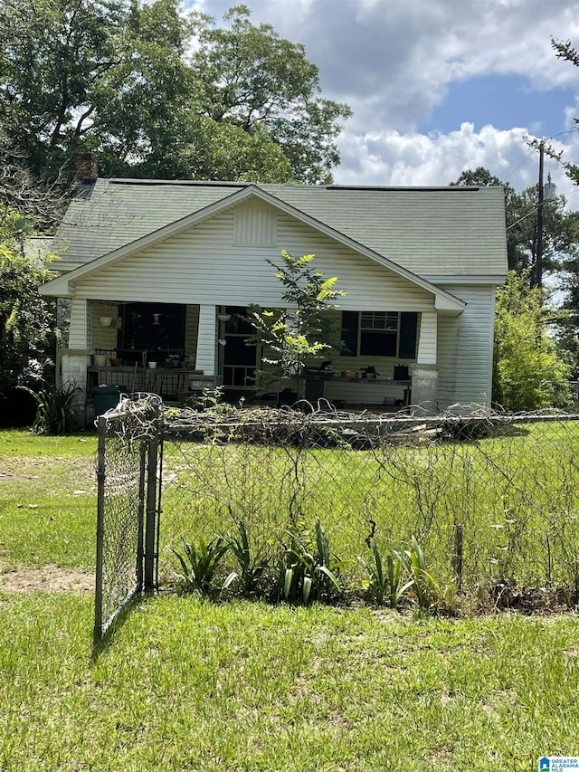 view of front of house with a front lawn