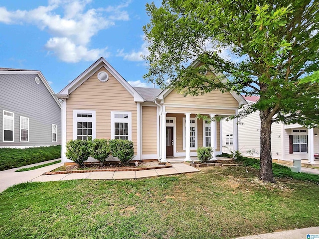 view of front of house featuring a front lawn