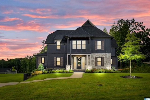 view of front of property featuring a lawn