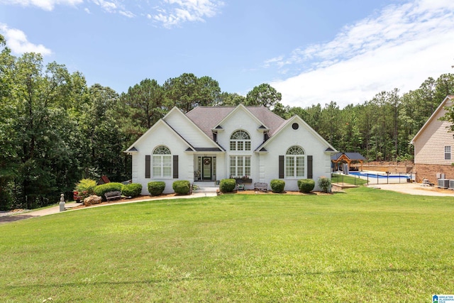 view of front facade featuring a front lawn