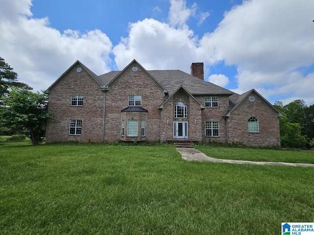 view of front of home featuring a front lawn