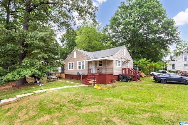 view of front of property featuring a front yard