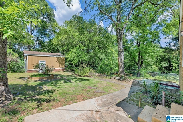 view of yard with an outbuilding