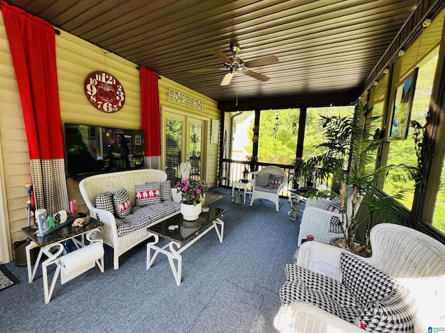 sunroom with ceiling fan