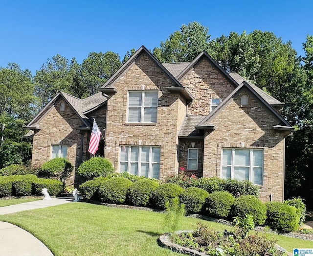 view of front of house featuring a front lawn