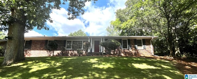 ranch-style home featuring a front yard