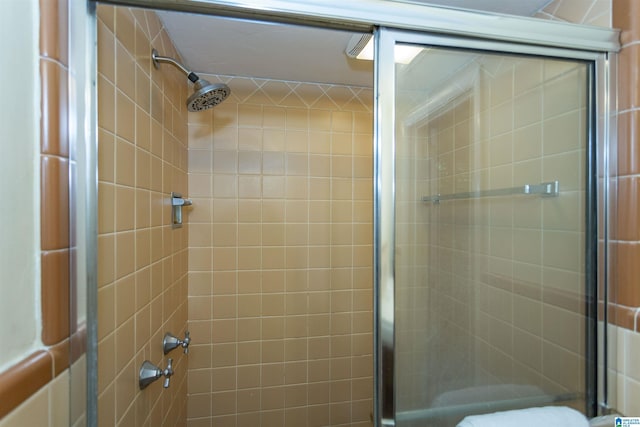 bathroom featuring a tile shower