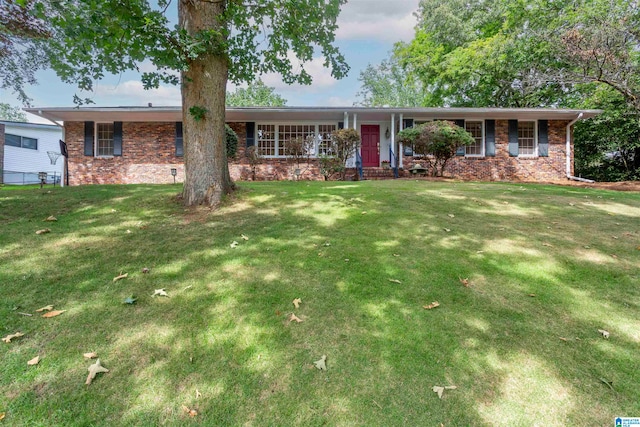 single story home with a front lawn