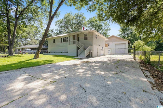 view of front of house featuring a front lawn and a garage