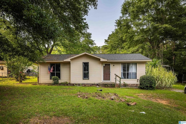 single story home featuring a front lawn