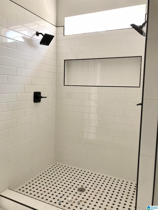 bathroom featuring tiled shower