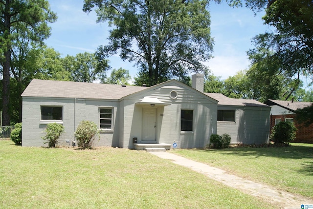 ranch-style home featuring a front lawn