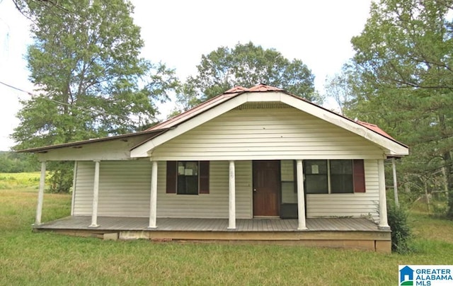 view of front facade with a front lawn