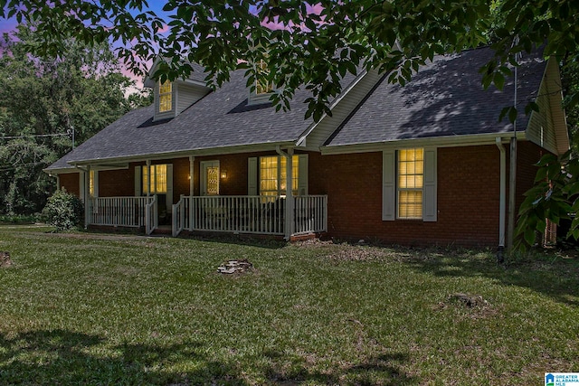 view of front of home featuring a lawn