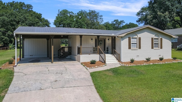 ranch-style home featuring a front lawn and a carport