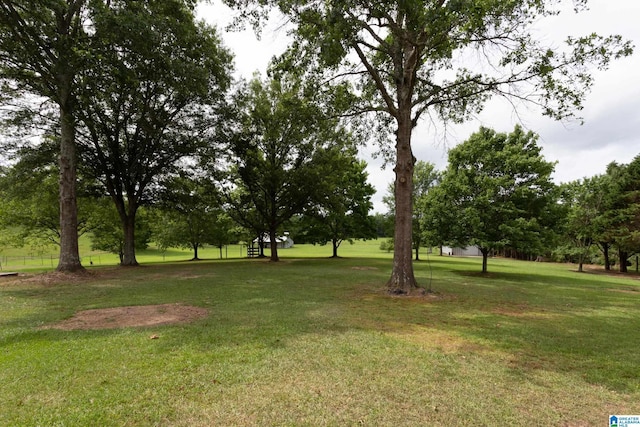 view of property's community featuring a lawn