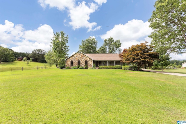 ranch-style home featuring a front lawn