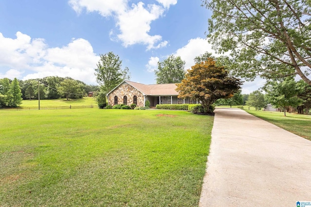 view of front of property featuring a front lawn