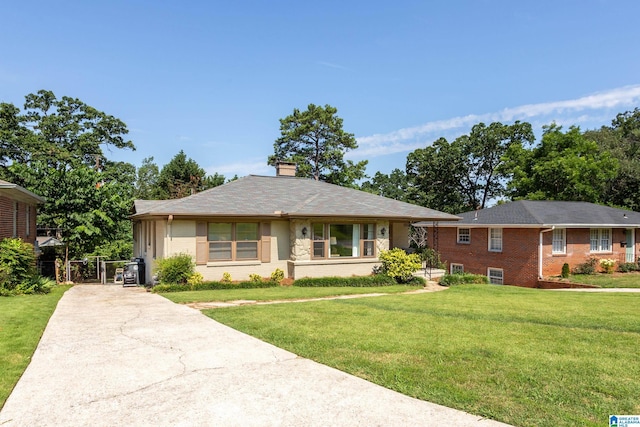 single story home featuring a front yard