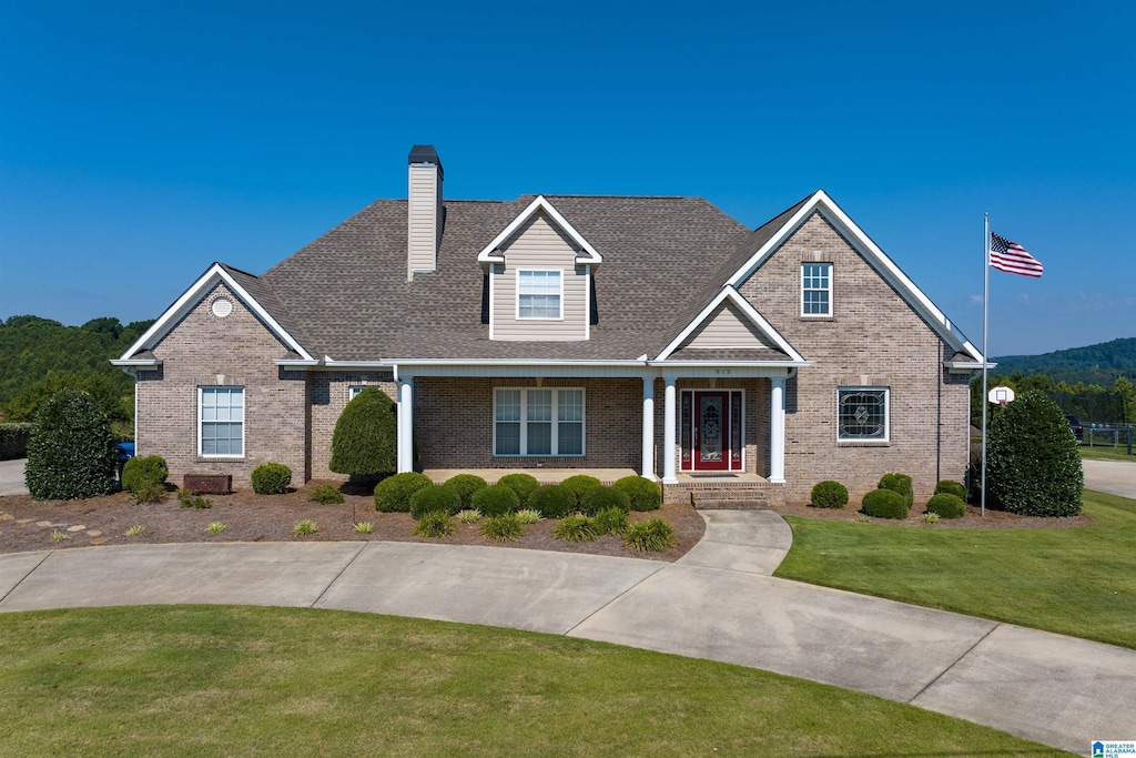 view of front of house featuring a front lawn