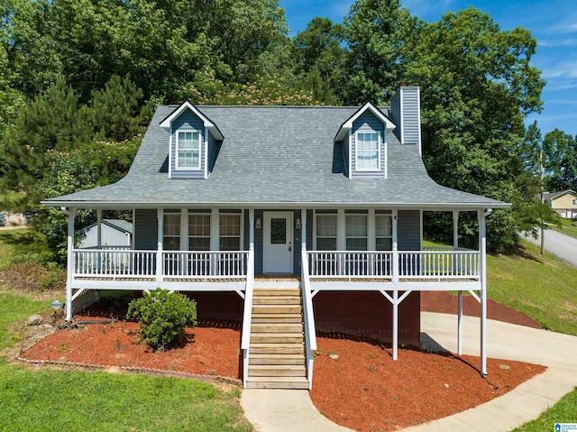 farmhouse inspired home featuring a porch and a front yard