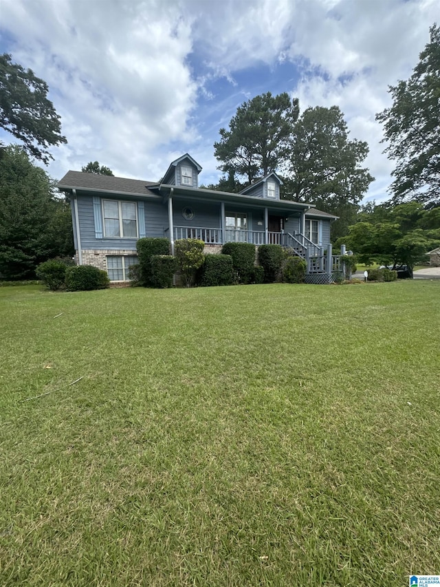 view of front of property featuring a front yard and covered porch