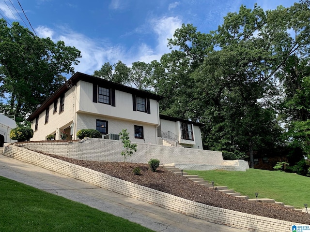 view of front of property featuring a front lawn