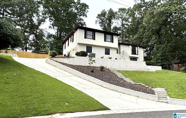 view of front of house featuring a front yard