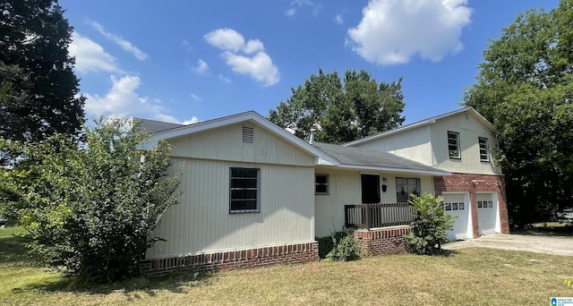 view of front of home featuring a front yard and a garage