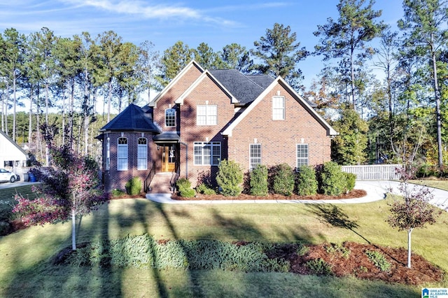 front facade featuring a front yard