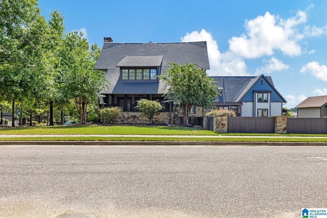 view of front of house featuring a front lawn