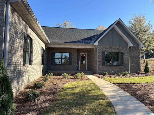 view of front of property featuring a front lawn and covered porch