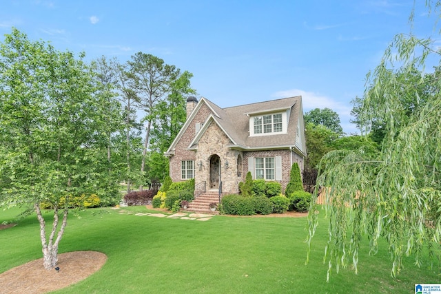 view of front of home featuring a front lawn