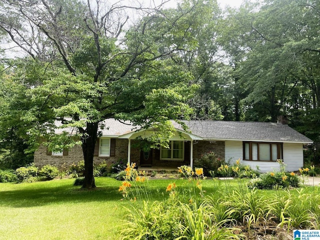 ranch-style home featuring a front lawn