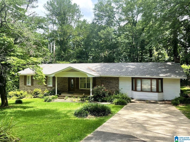 ranch-style house with a front yard