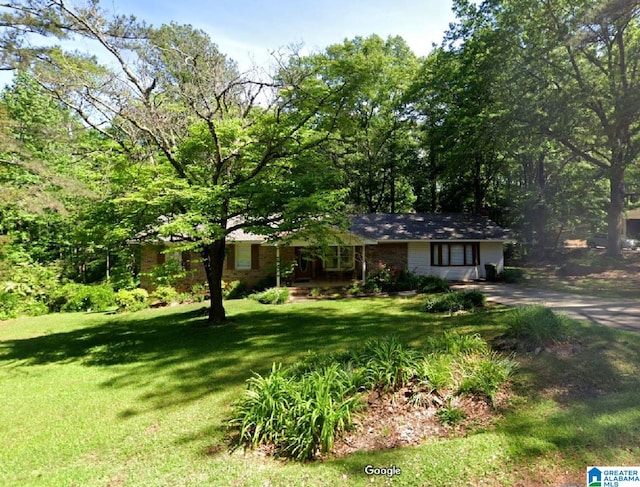 view of front facade featuring a front yard