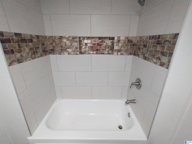 bathroom with tiled shower / bath