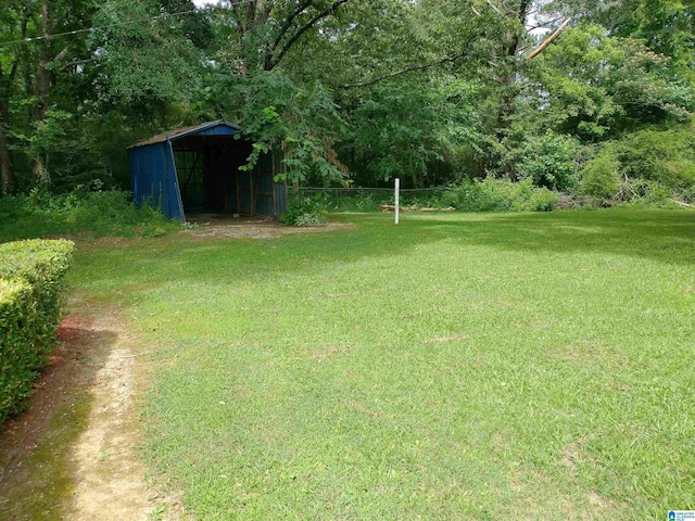 view of yard featuring an outbuilding and a pole building