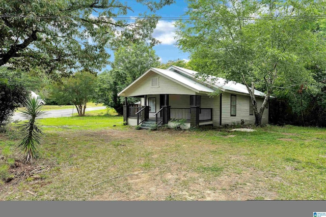 view of front facade featuring a front yard and a porch