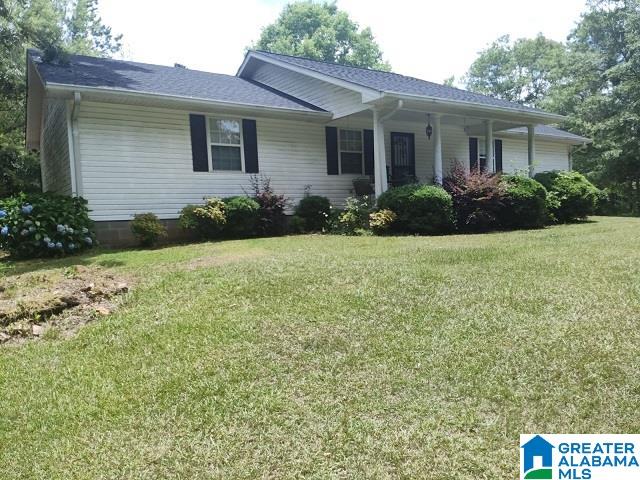 single story home with a front lawn