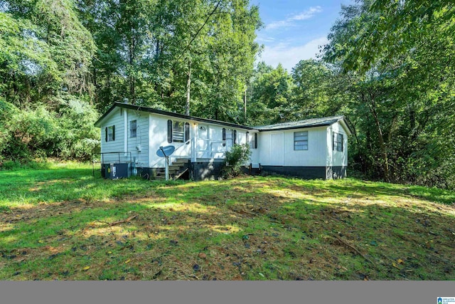 view of front of house featuring a front lawn