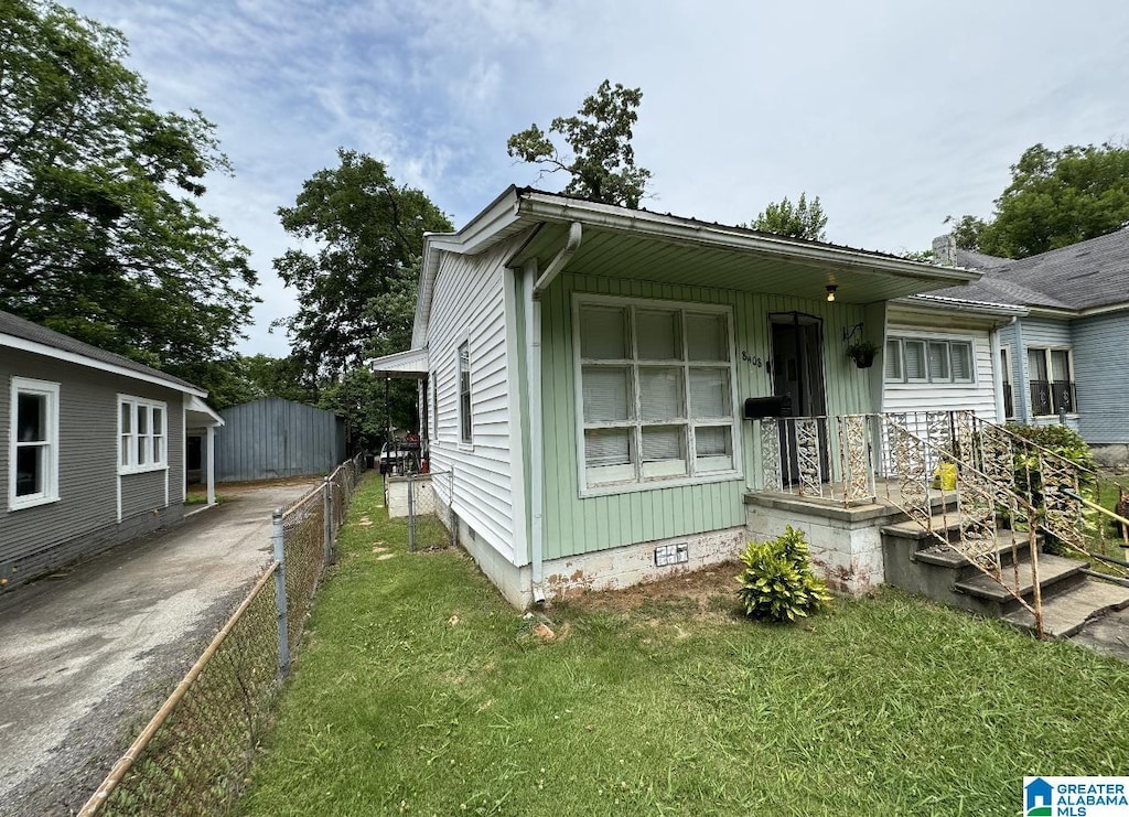 view of front of home with a front yard