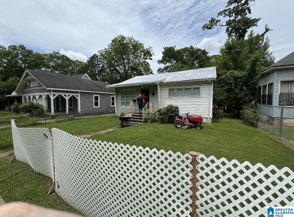 view of front of property with a front yard